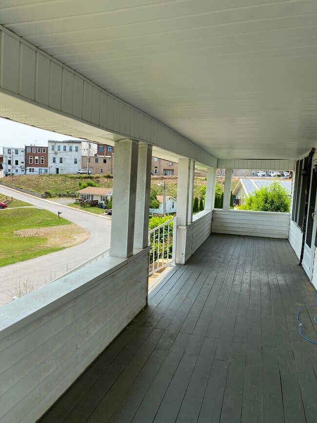 Foto del edificio - Beautiful apartment with mountain views, walking distances to Down Town Mars Hill!  Washer and dr...