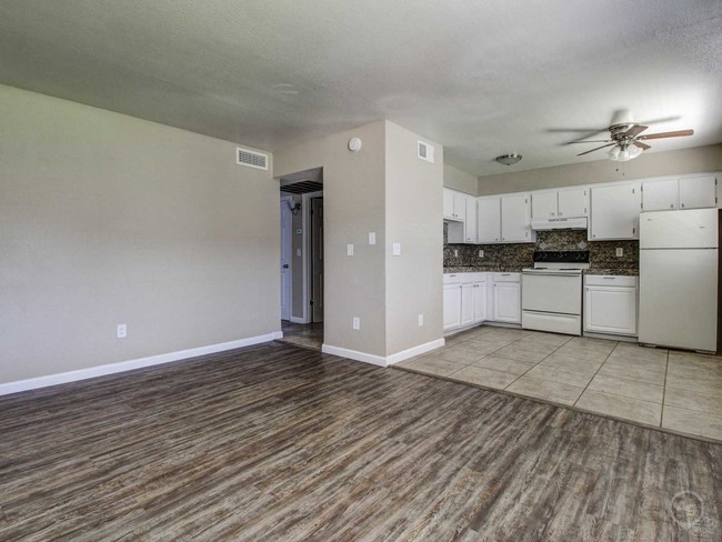 Building Photo - 1535 W Desert Cove Ave