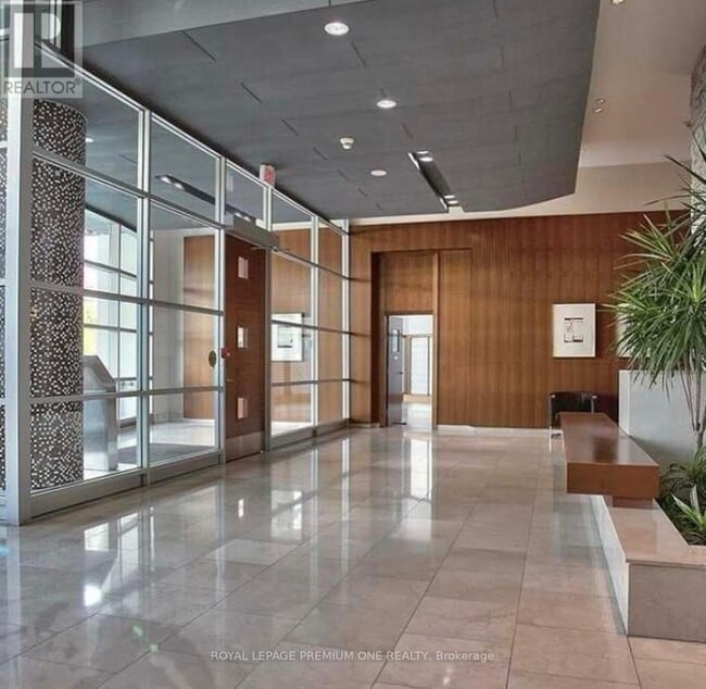 Photo du bâtiment - 220 Burnhamthorpe Rd W