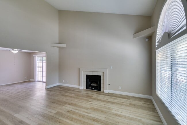 Foto del edificio - Stylish 2-Bedroom Townhome in Green Valley...