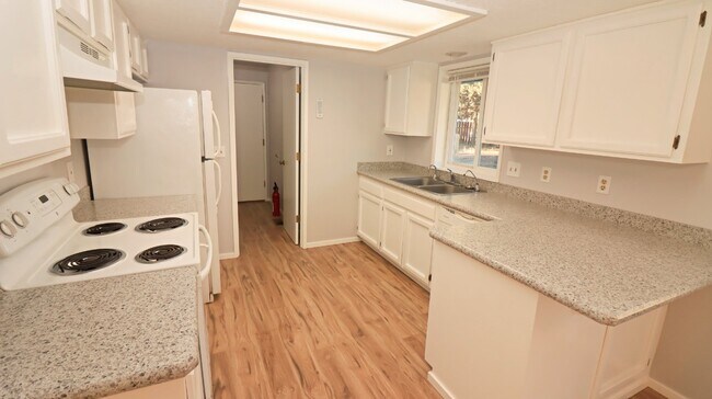 Foto del edificio - Almost 1/2 acre 3/2 home recently updated ...