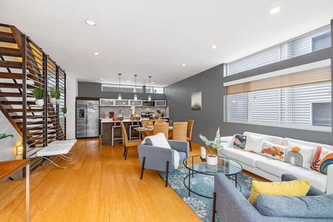 Building Photo - Modern & Stylish Townhome in the Heart of ...