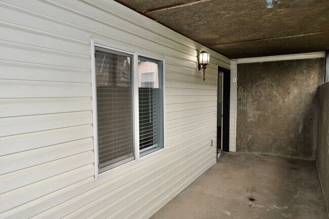 Building Photo - Basement 2 bed 1 bath unit