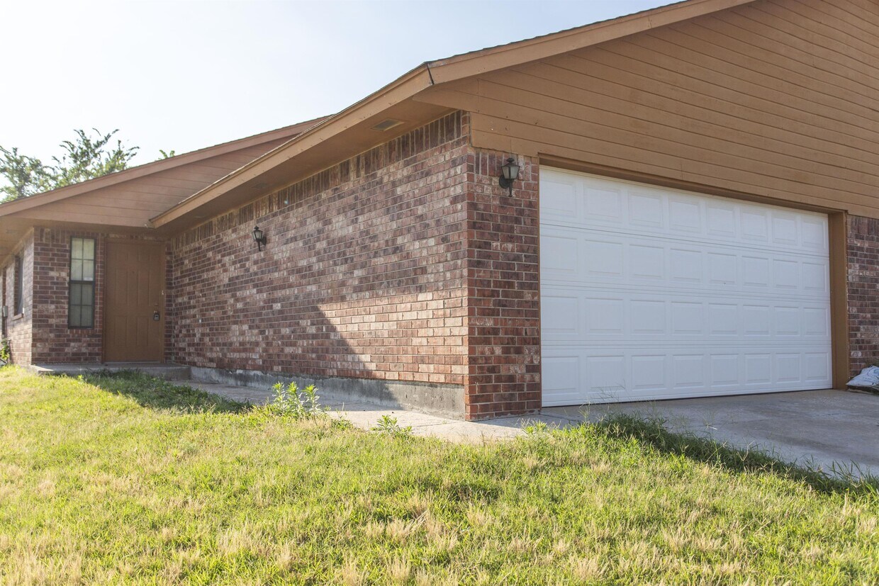 Primary Photo - 400 S Greengate Dr