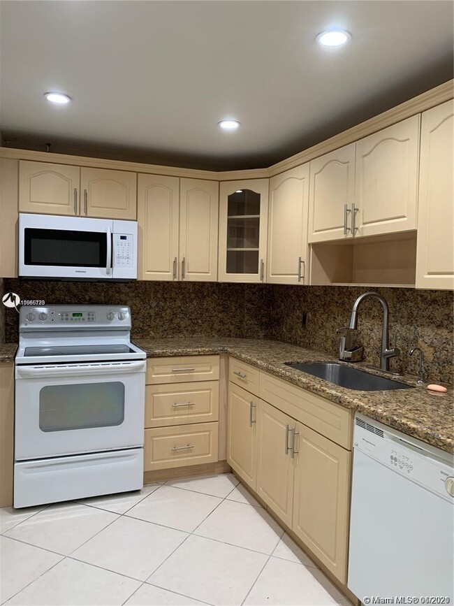 Building Photo - 9270 W Bay Harbor Dr