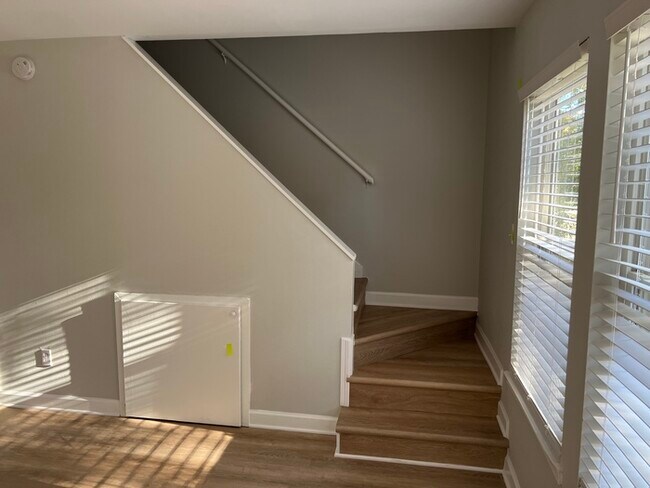 Building Photo - Townhouse in Historic Earlewood!