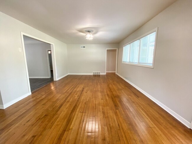 Photo - 4 Bed 2 bath with updated bathrooms House