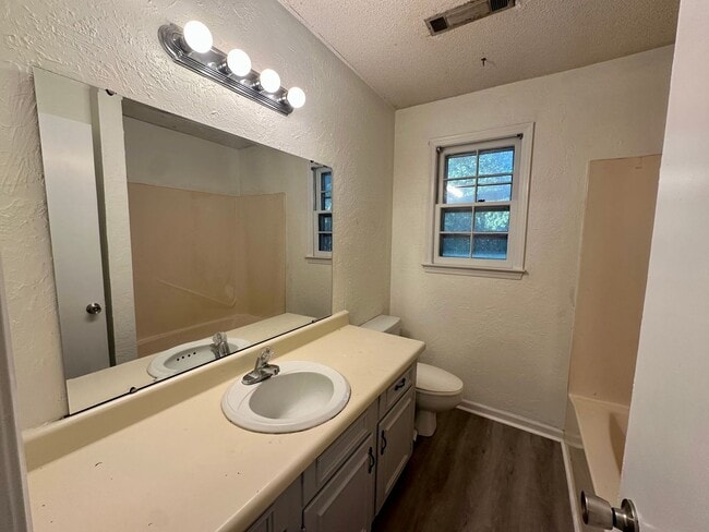 Foto del edificio - This home offers convenience and comfort!