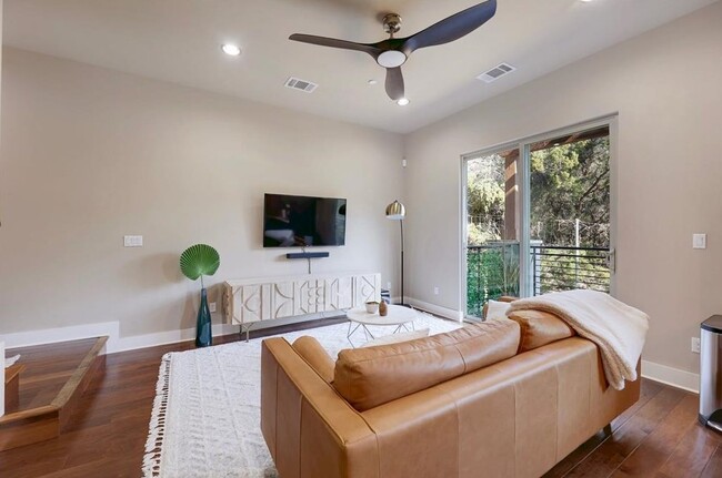 Foto del edificio - 8110 Ranch Road 2222