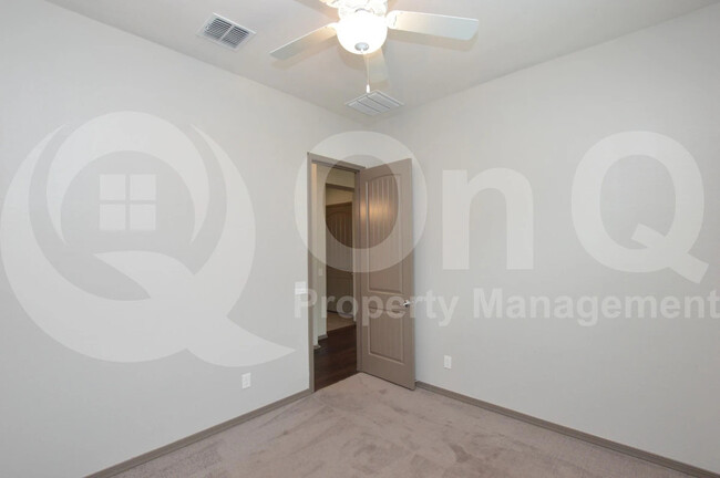 Foto del edificio - 41369 W Almira Dr