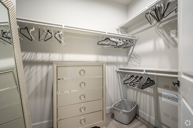 1 habitación, 1 baño - 778 pies cuadrados - Armario - Wildwood Lake Residency