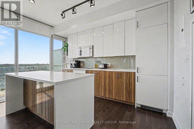 Building Photo - 300 Lisgar St