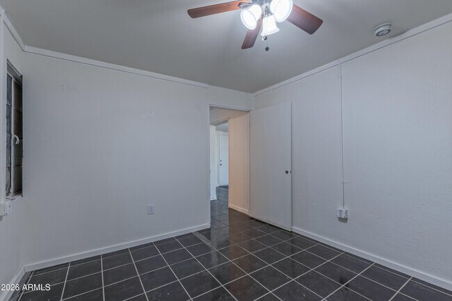 Foto del edificio - 5946 West Myrtle Ave
