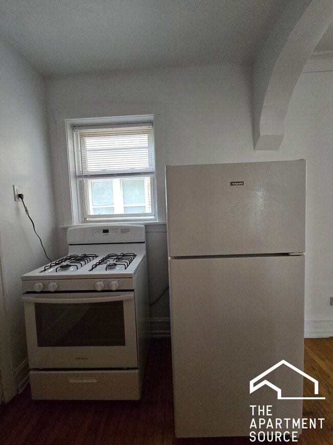 Building Photo - 4107 N Sacramento Ave