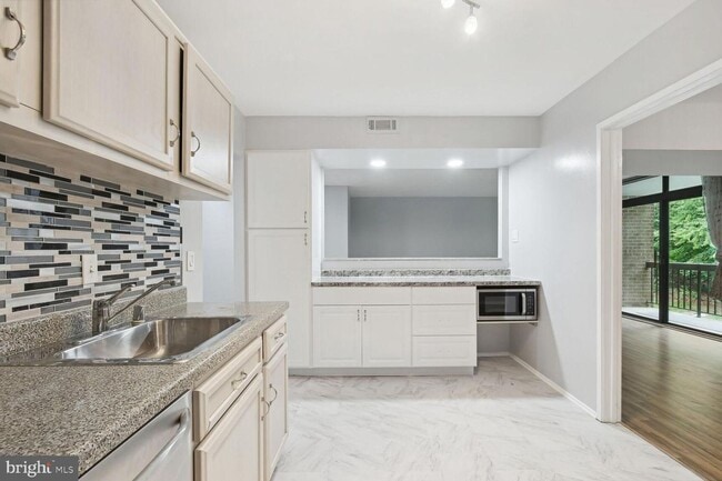 Photo - 1635 Parkcrest Cir #201 Apartment