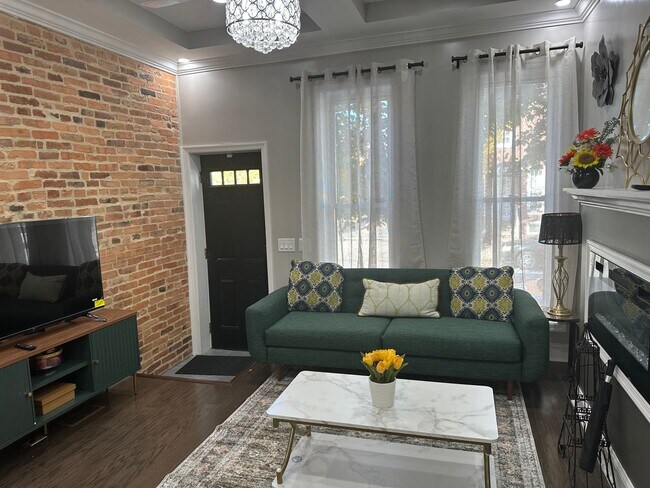 Foto del edificio - Fully Furnished! Spacious Rooms! Modern De...