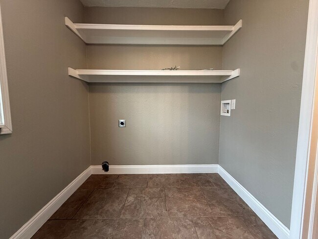 Foto del edificio - Spacious 3 Bedroom 2 Bathroom Home Available NOW!