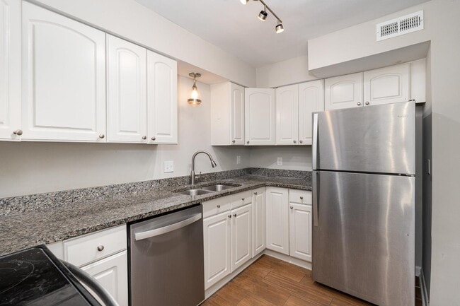 Building Photo - 1408 Oak Tree Dr