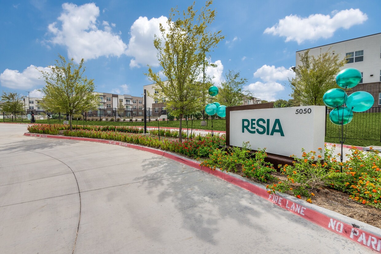 Primary Photo - Resia Dallas West