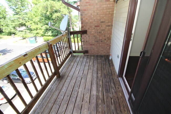 Building Photo - 3rd Floor Condo in Quiet and Desirable Are...