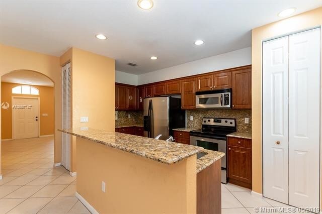 Building Photo - 2620 SW 84th Ter  104