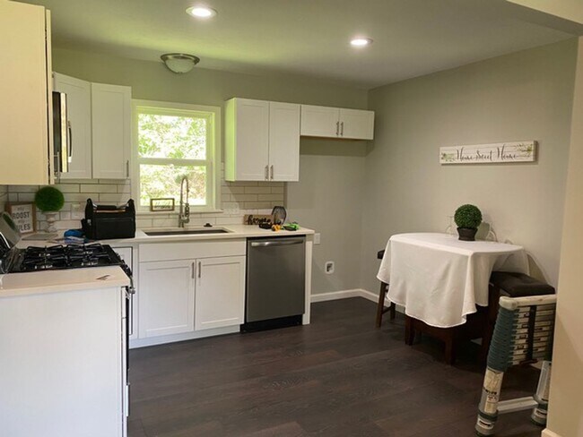 Building Photo - Olathe Duplex