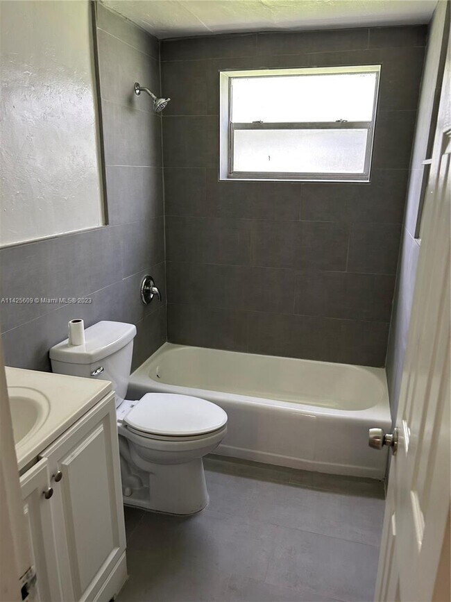 Foto del edificio - 980 NE 169th St