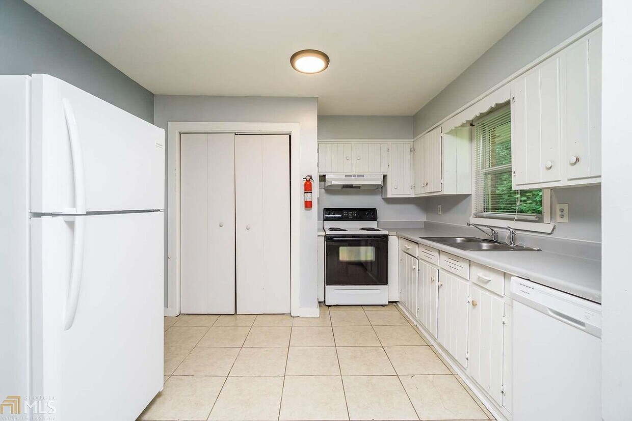 Kitchen - 579 Kenridge Cir