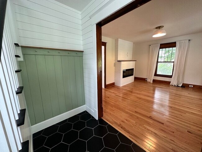 Building Photo - John Ball Park Awesome 4 Bed and 2 Bath Home