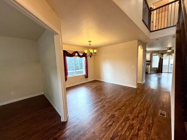 Foto del edificio - Stunning 4 bedroom/ 2.5 bath home with 2 car Attached Garage in Fort Collins, Colorado