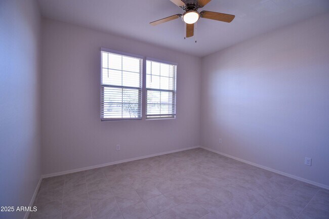 Foto del edificio - 19535 W Windsor Ave