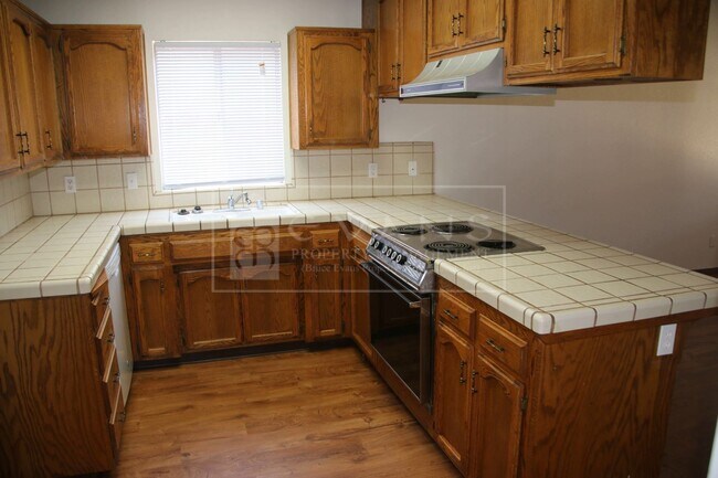 Building Photo - Beautiful home in desirable neighborhood.