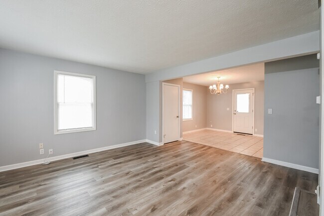 Foto del edificio - 720 Meadow Ln