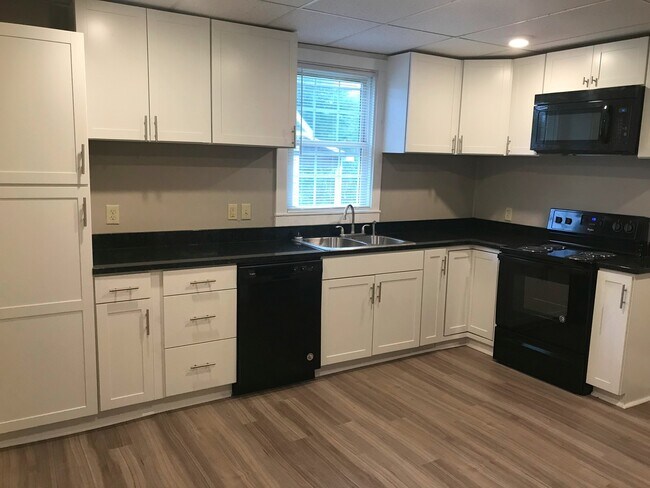 Foto del edificio - Updated 2 Bedroom 1 Bathroom home!  $750!