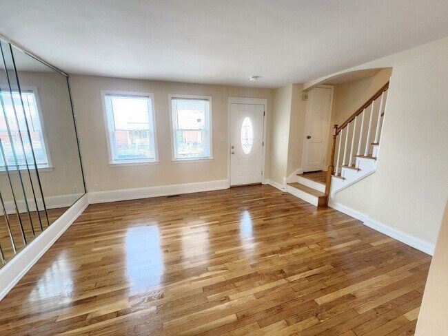 Building Photo - Welcome to this charming 3-bedroom, 1.5-ba...