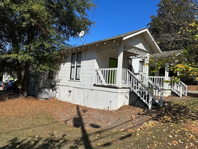 Building Photo - Four Bedroom on Carr St.
