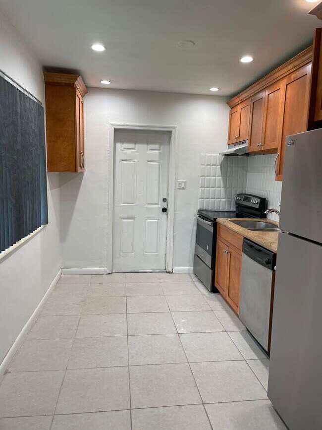 Kitchen3 - 921 NE 10th St