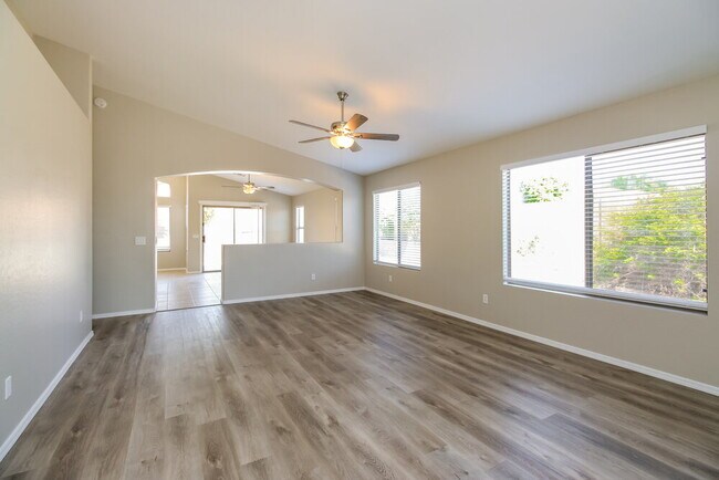 Foto del edificio - 8930 E Fountain St