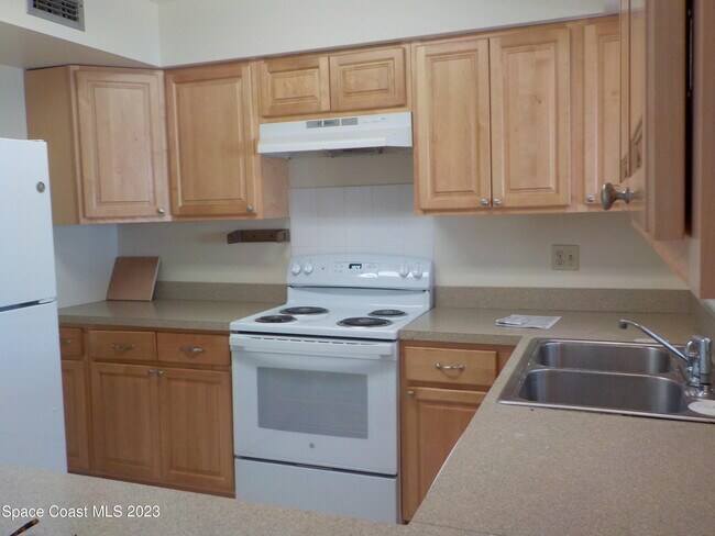 Building Photo - 636 Hampton Dr NE
