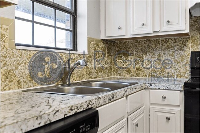 Foto del edificio - 1304 Chapel Creek Rd