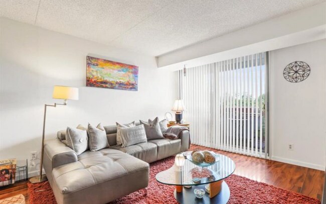 Building Photo - Bright And Spacious 2 Bed 2 Bath Condi With Balcony In Vibrant Highpointe