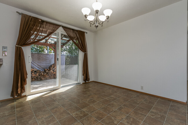 Foto del edificio - Great 3 Bedroom, 2-Bath Home – Close To Ch...