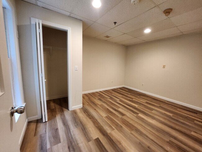 Building Photo - 607 Middle St
