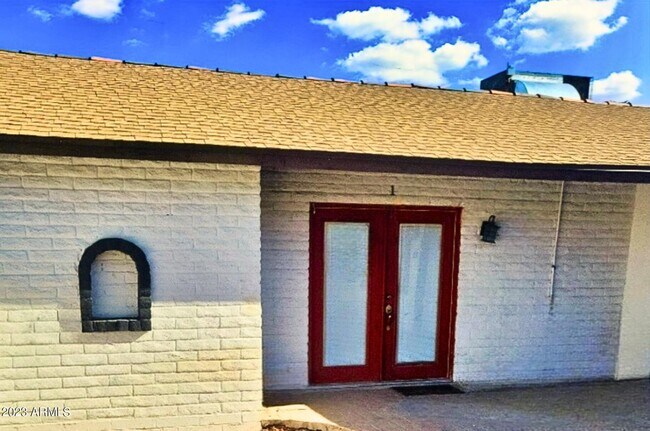 Foto del edificio - 2609 W McLellan Blvd