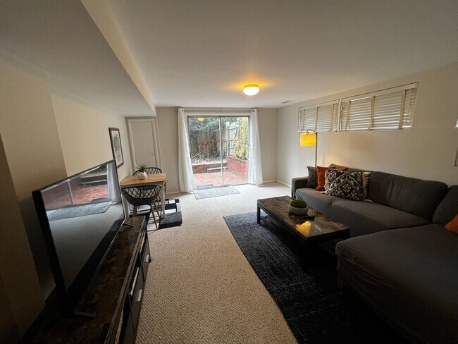 Foto del edificio - 1br 1ba space. Fully furnished & decorated...