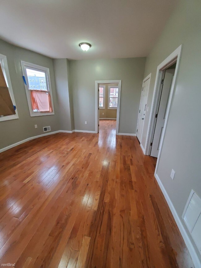 Building Photo - 3 br, 1 bath  - 32 20th Ave 1