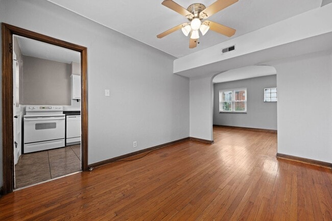 Building Photo - 5828 Lindenwood Ave 2W | www.southcityspaces.com |