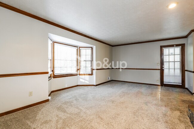 Building Photo - Fantastic 3bd/2.5ba home! Coming soon!