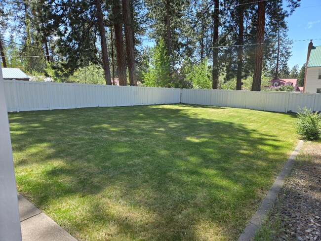 Foto del edificio - 138722 Rhododendron St