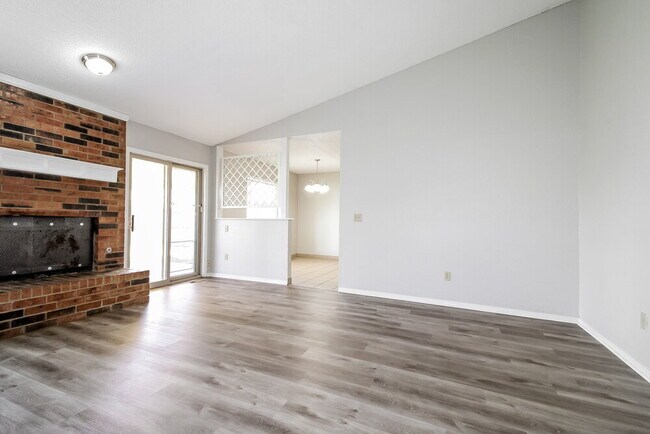 Foto del edificio - 1353 Oswego Dr